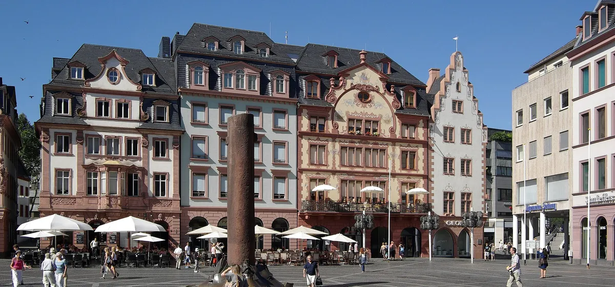 Der Mainzer Markt am Dom mit den barocken Bürgerhäusern und dem Marktbrunnen