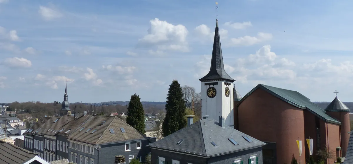 Blick über die Schieferdächer der Wermelskirchener Innenstadt auf den Turm der katholischen Kirche St. Michael